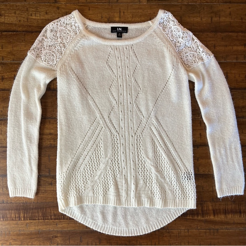 💥2/$20 Women’s medium sweater with pretty detail